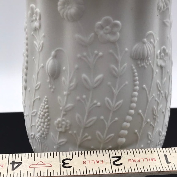 Vintage AK Kaiser Manfred Frey Fluted Scalloped Rim Porcelain Vase WGermany #676 - Picture 8 of 8